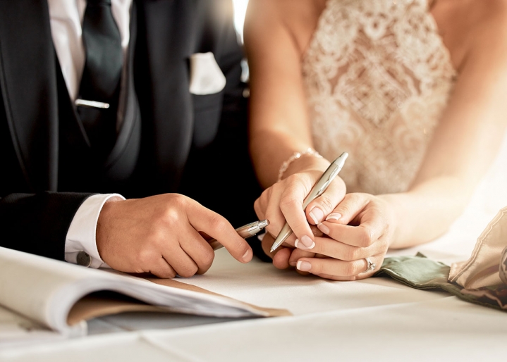 Man en vrouw die trouwen